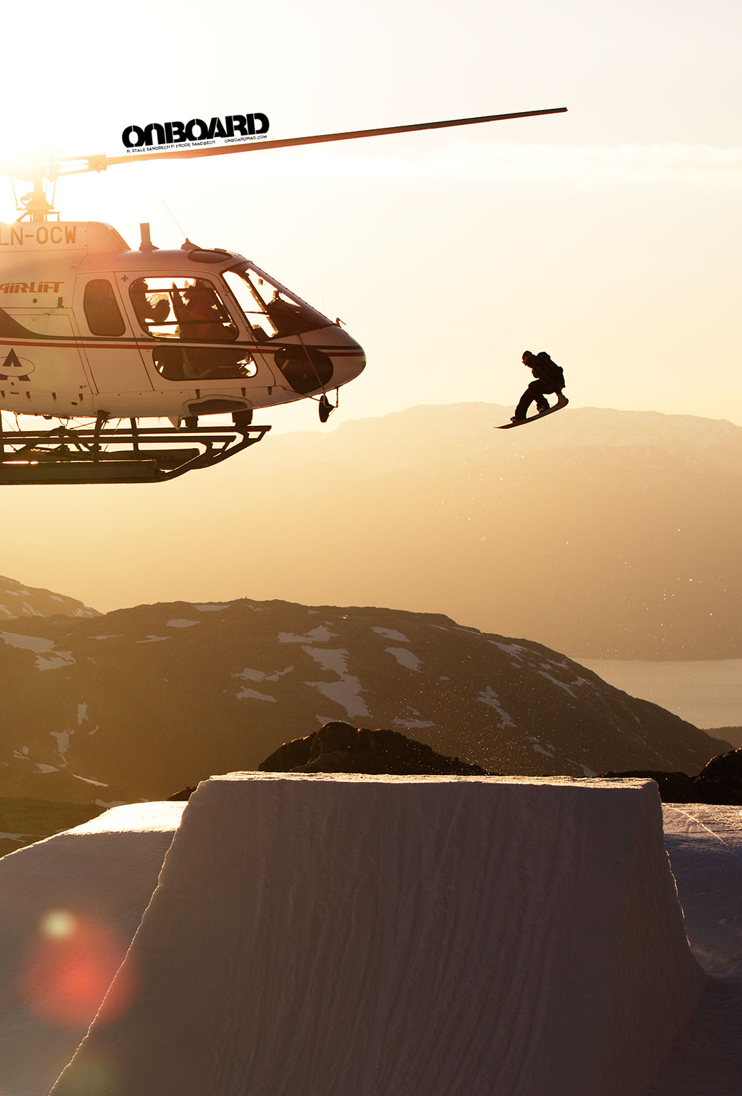 1040x1536  Счастливая молодая девушка в яркой спортивной одежде, очках и шлеме, стоящая со сноубордом на белом фоне студии. Концепция зимних видов спорта. Иллюстрация ©vova130555@gmail.com #540143546