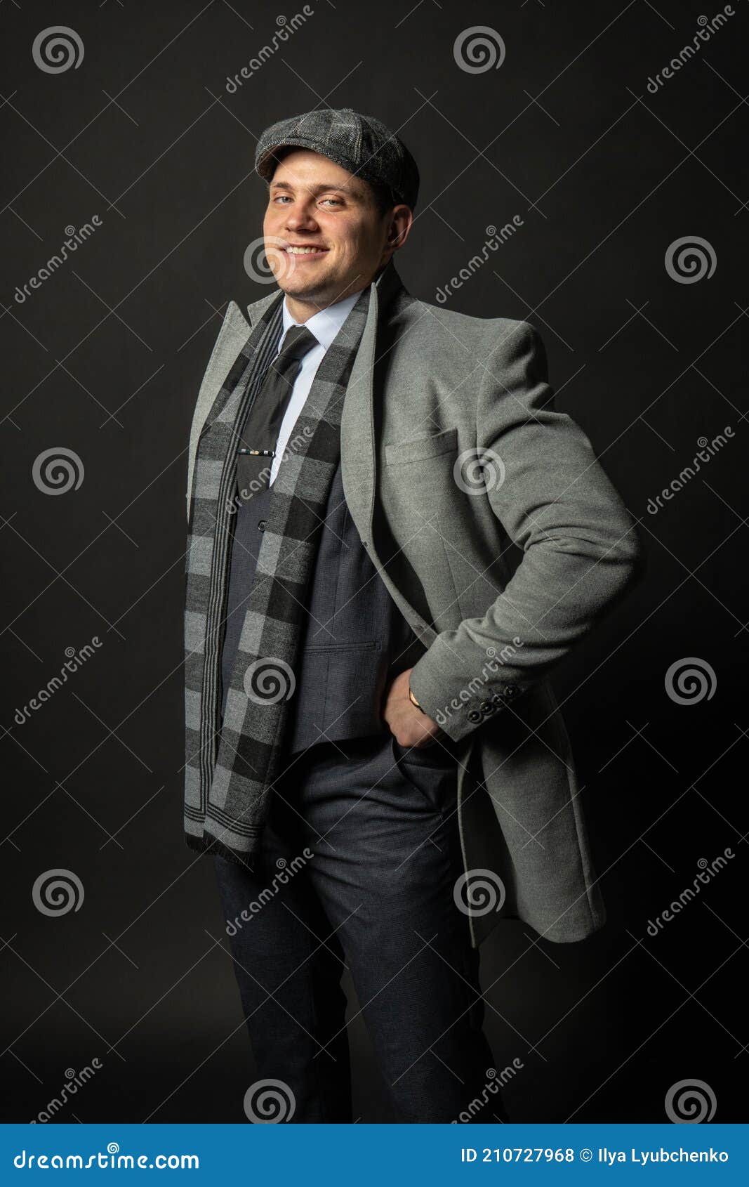 1067x1690  В пальто и кепке человек шарф молодой белый стиля человека костюма 3 частей  умная изолированную. Люди модный модный крутой F Стоковое Фото - изображение  насчитывающей человек, люди: 210727968