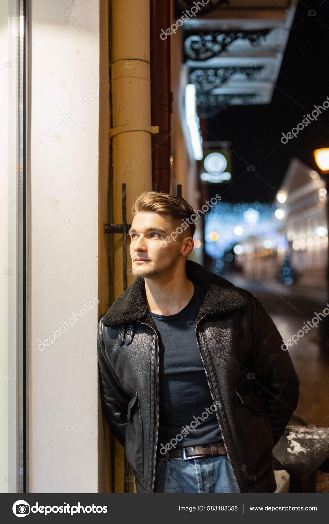 1067x1700  Модный Красивый Молодой Хипстер Черной Кожаной Куртке Футболке  Классическими Джинсами стоковое фото ©alonesdj 583103358