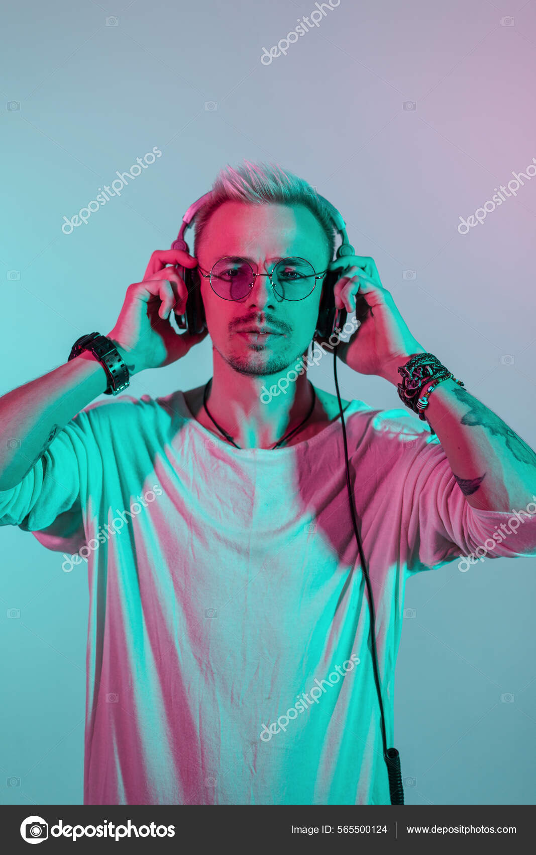 1067x1700  Модный Молодой Человек Очках Наушниках Слушает Музыку Цветном Синем Розовом  стоковое фото ©alonesdj 565500124