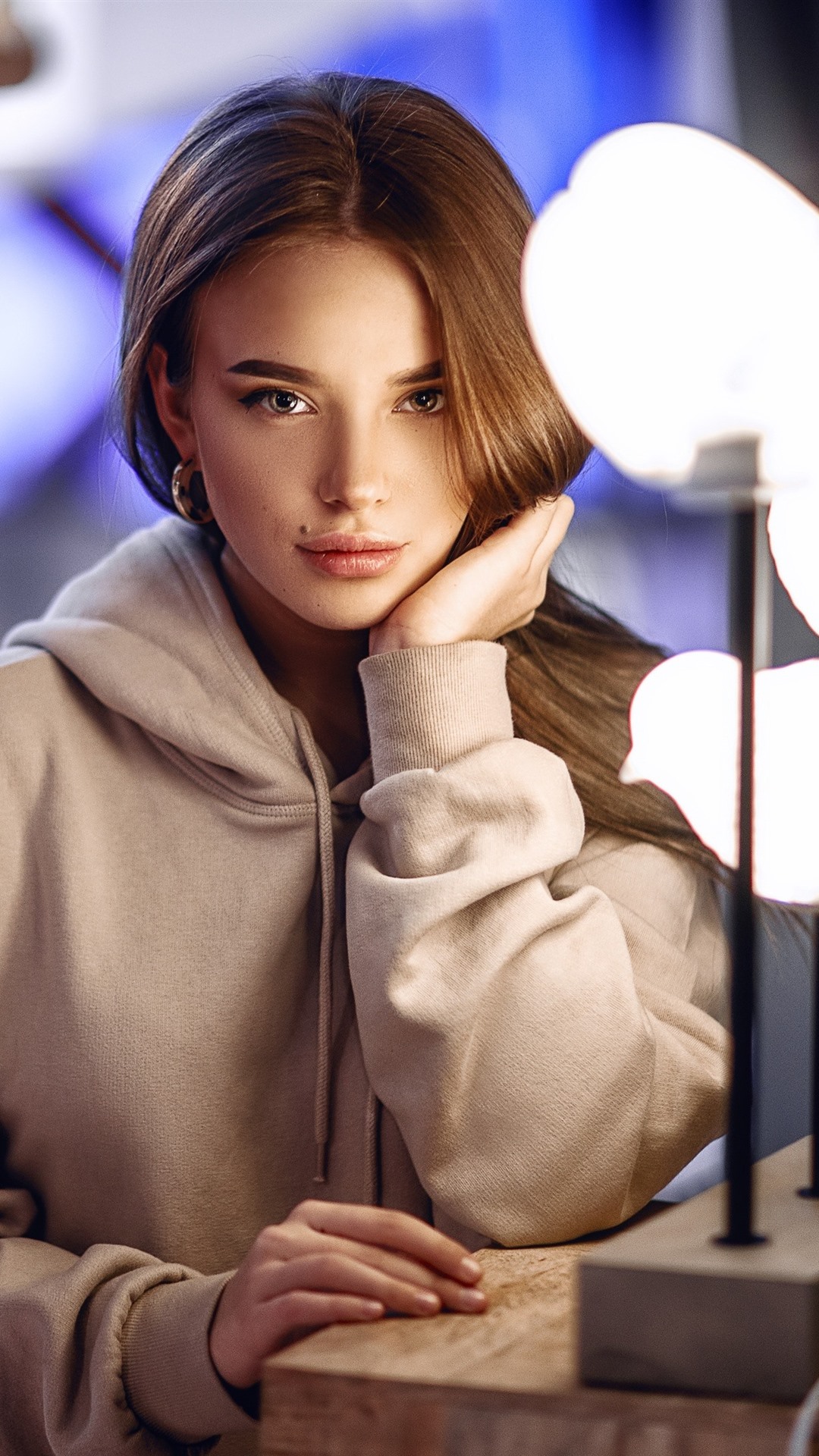 1080x1920  Обои Девушка с каштановыми волосами, взгляд, огни 1080x1920 iPhone 8/7/6/6S  Plus Изображение