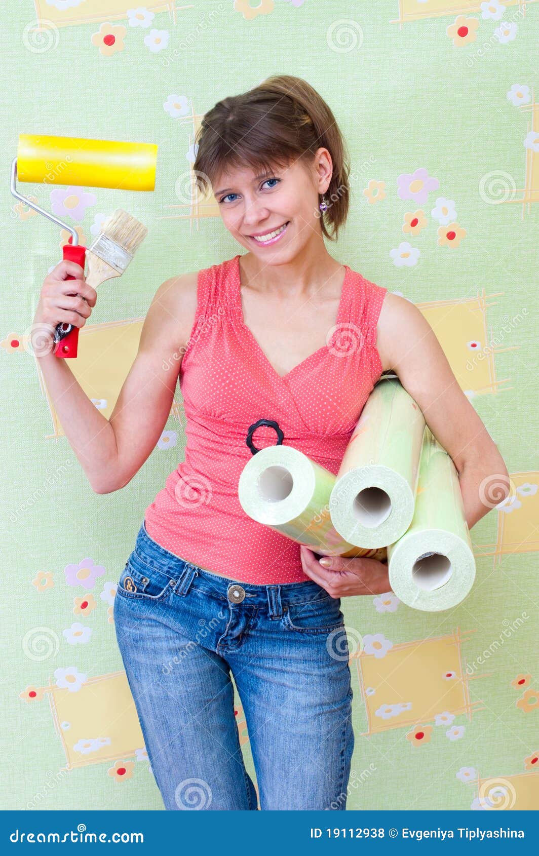 1064x1690  девушка клеит обои стоковое фото. изображение насчитывающей ремонт -  19112938