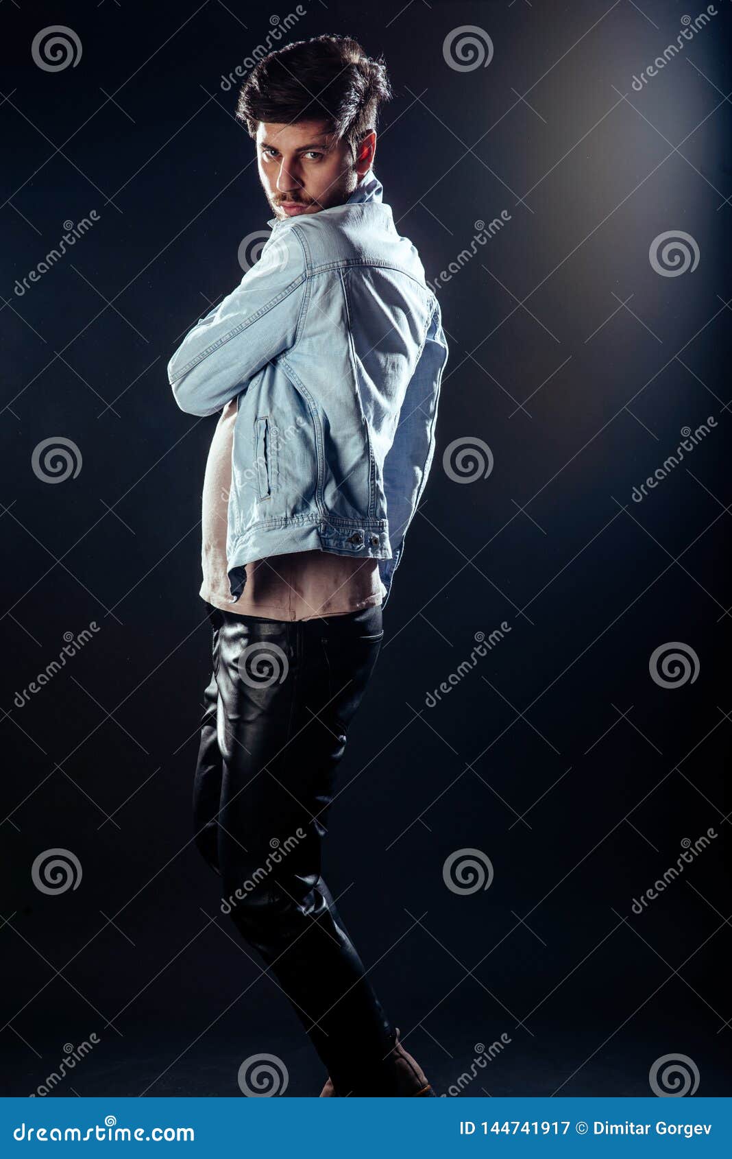 1068x1690  Модный современный человек, позирующий в студии Стоковое Изображение -  изображение насчитывающей модно, красиво: 144741917