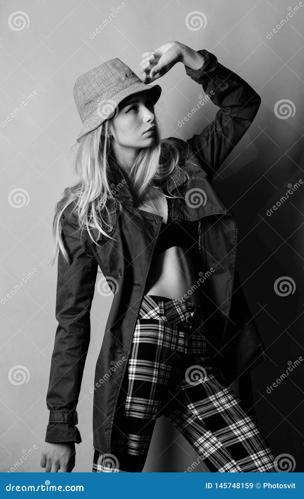 1030x1690  Шляпа носки стороны женщины загадочная Уверенный и модный Современный стиль  Девушка с составляет носит широкую наполненную до кра Стоковое Изображение  - изображение насчитывающей красивейшее, загадочно: 145748159