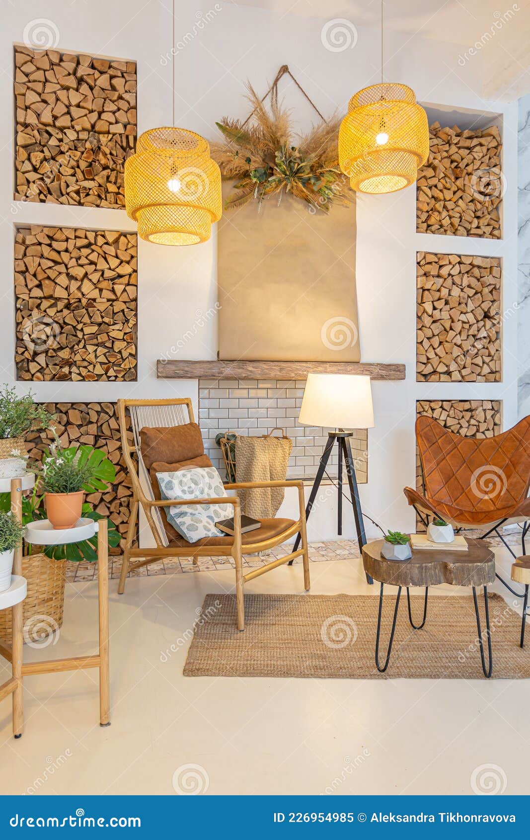 1067x1690  модный современный интерьер светлой квартиры-студии с деревянными колоннами  в стиле лофт, украшенный кирпичным мрамором и Стоковое Изображение -  изображение насчитывающей чердак, современно: 226954985