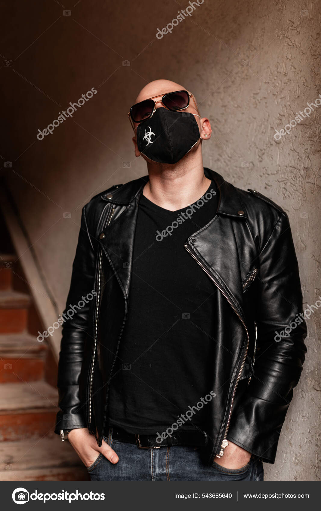 1067x1700  Рядом Стеной Стоит Модный Человек Солнечных Очках Кожаной Куртке Черной  стоковое фото ©alonesdj 543685640