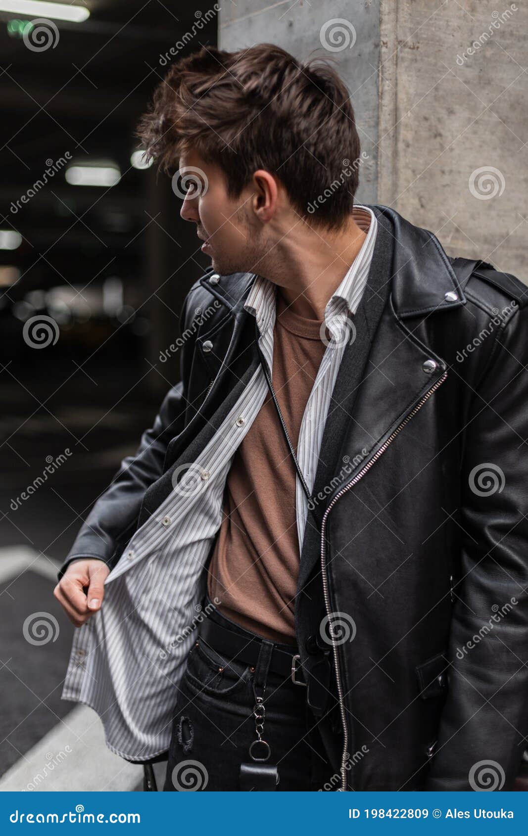1067x1690  Модный современный молодой человек хипстера со стильным стилем в модную  прическу слишком большой кожаной куртке в рубашке выглядит Стоковое  Изображение - изображение насчитывающей город, одежда: 198422809