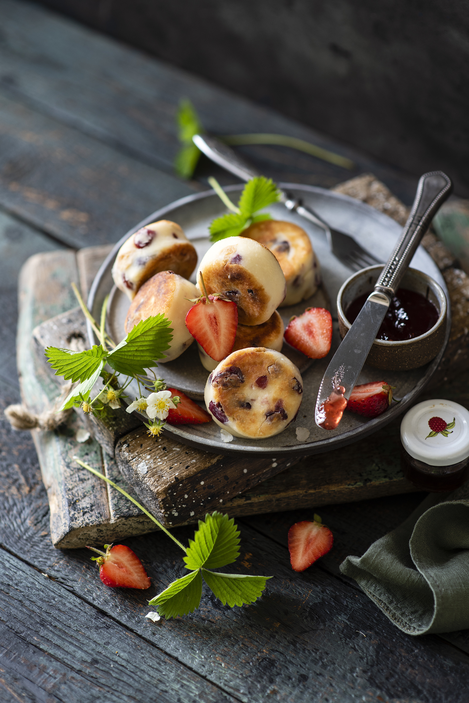 1577x2362  Обои для рабочего стола ножик Блины Повидло Клубника Еда Доски