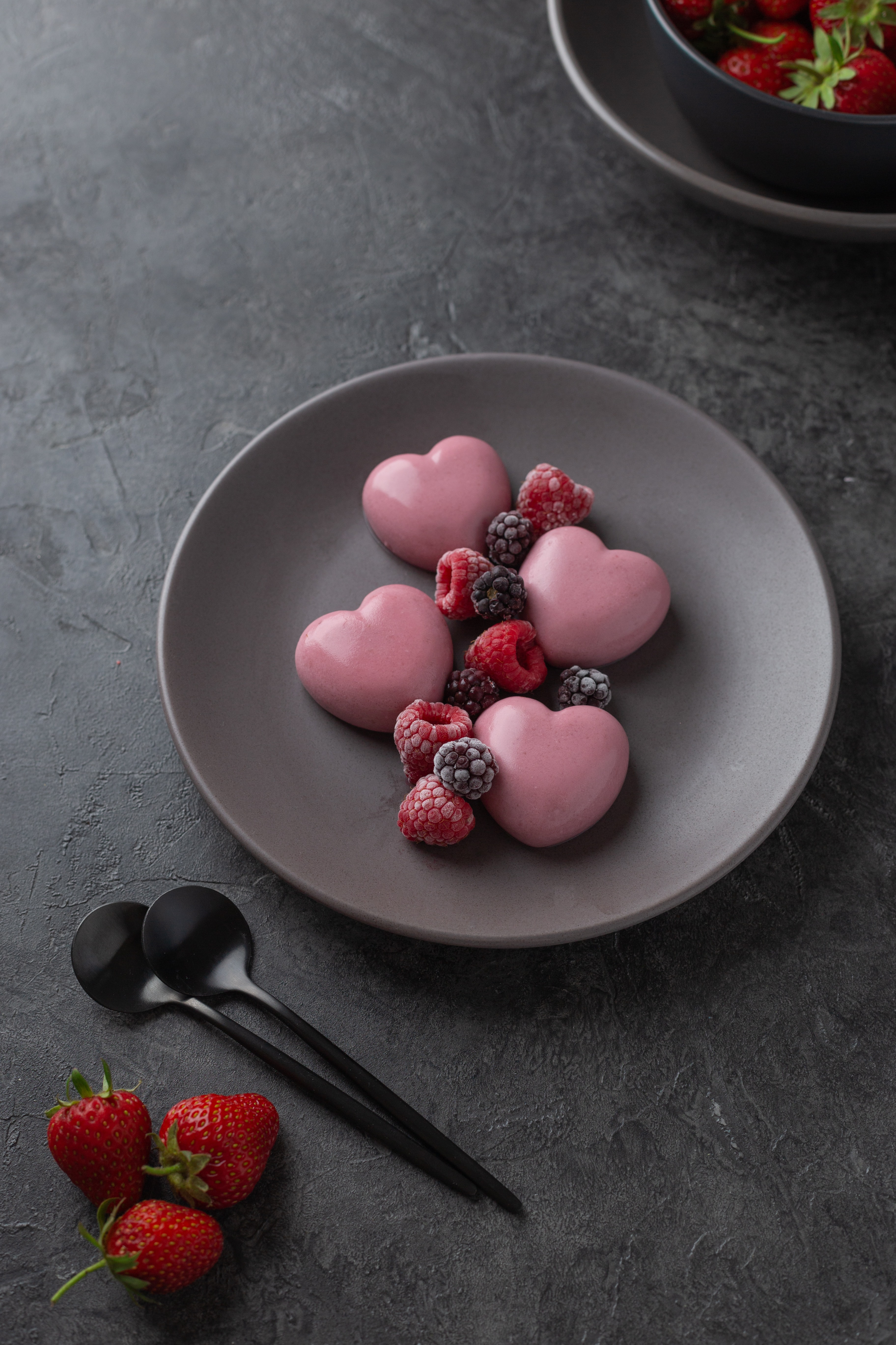 3648x5472  Обои на телефон: Ежевика, Еда, Сердечки, Пустыня, Клубника, Малина, Ягоды,  76037 скачать картинку бесплатно.