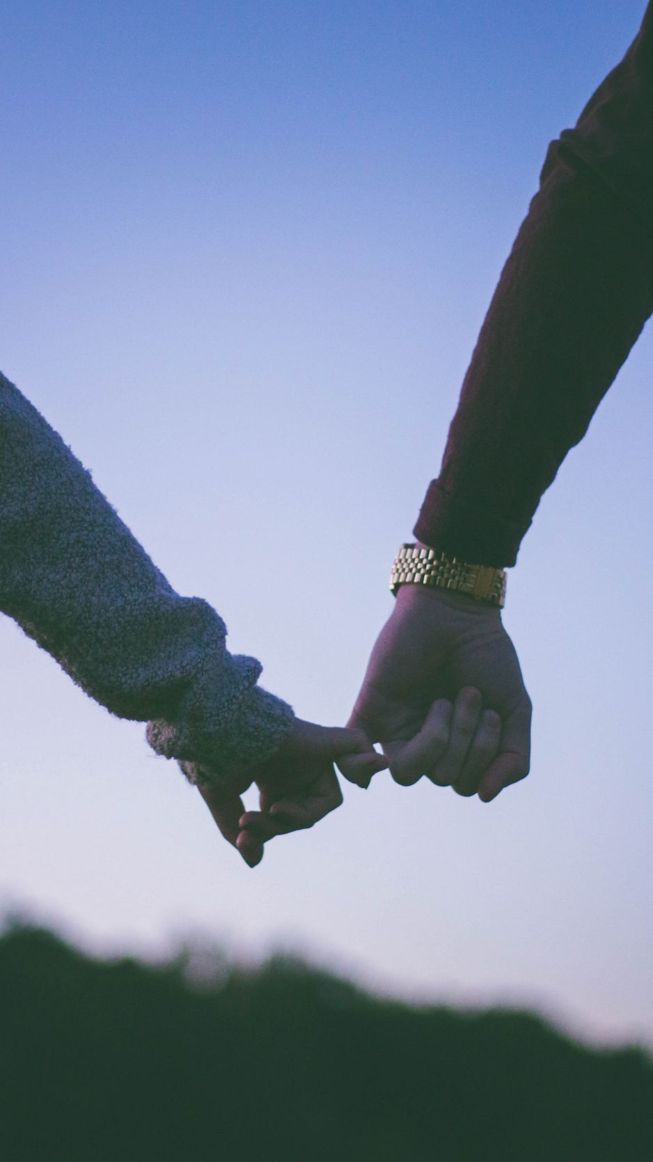 938x1668  Скачать 938x1668 пара, руки, любовь обои, картинки iphone 8/7/6s/6 for  parallax