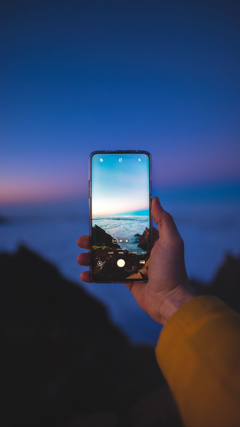 938x1668  Скачать 938x1668 телефон, смартфон, рука, фото, пейзаж обои, картинки  iphone 8/7/6s/6 for parallax