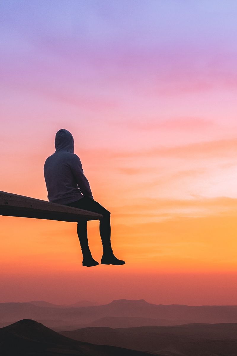 800x1200  Скачать 800x1200 одиночество, человек, закат, горы, высота, обзор,  уединение обои, картинки iphone 4s/4 for parallax