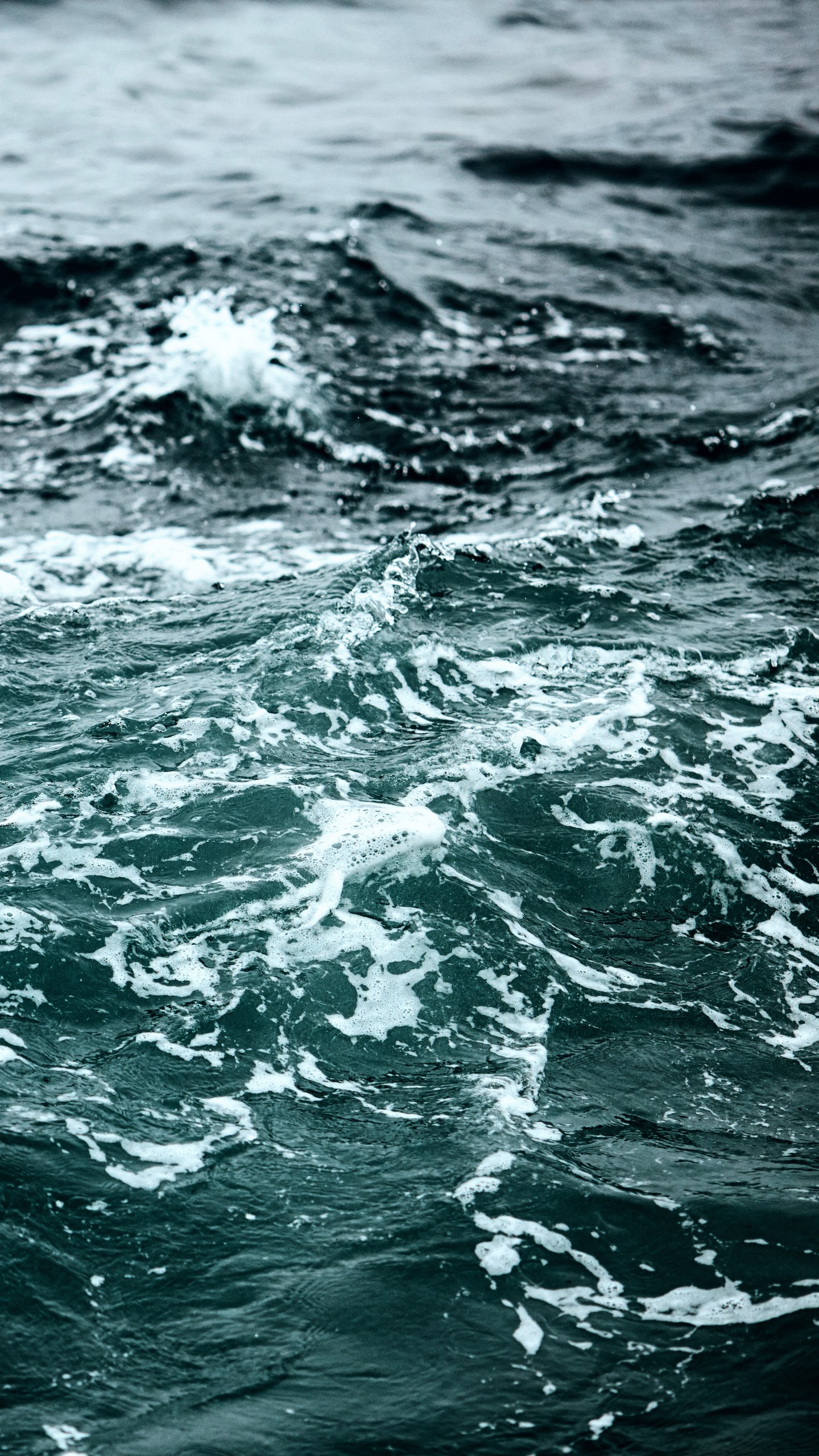 1440x2560  Обои на телефон волны, пена, вода, море - скачать бесплатно в высоком  качестве из категории \"Природа\"