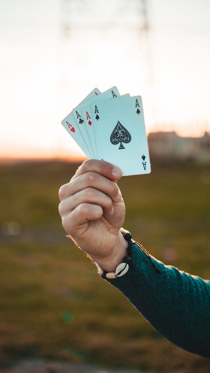 800x1420  Скачать 800x1420 игральные карты, карты, рука, фокус, пальцы обои, картинки  iphone se/5s/5c/5 for parallax