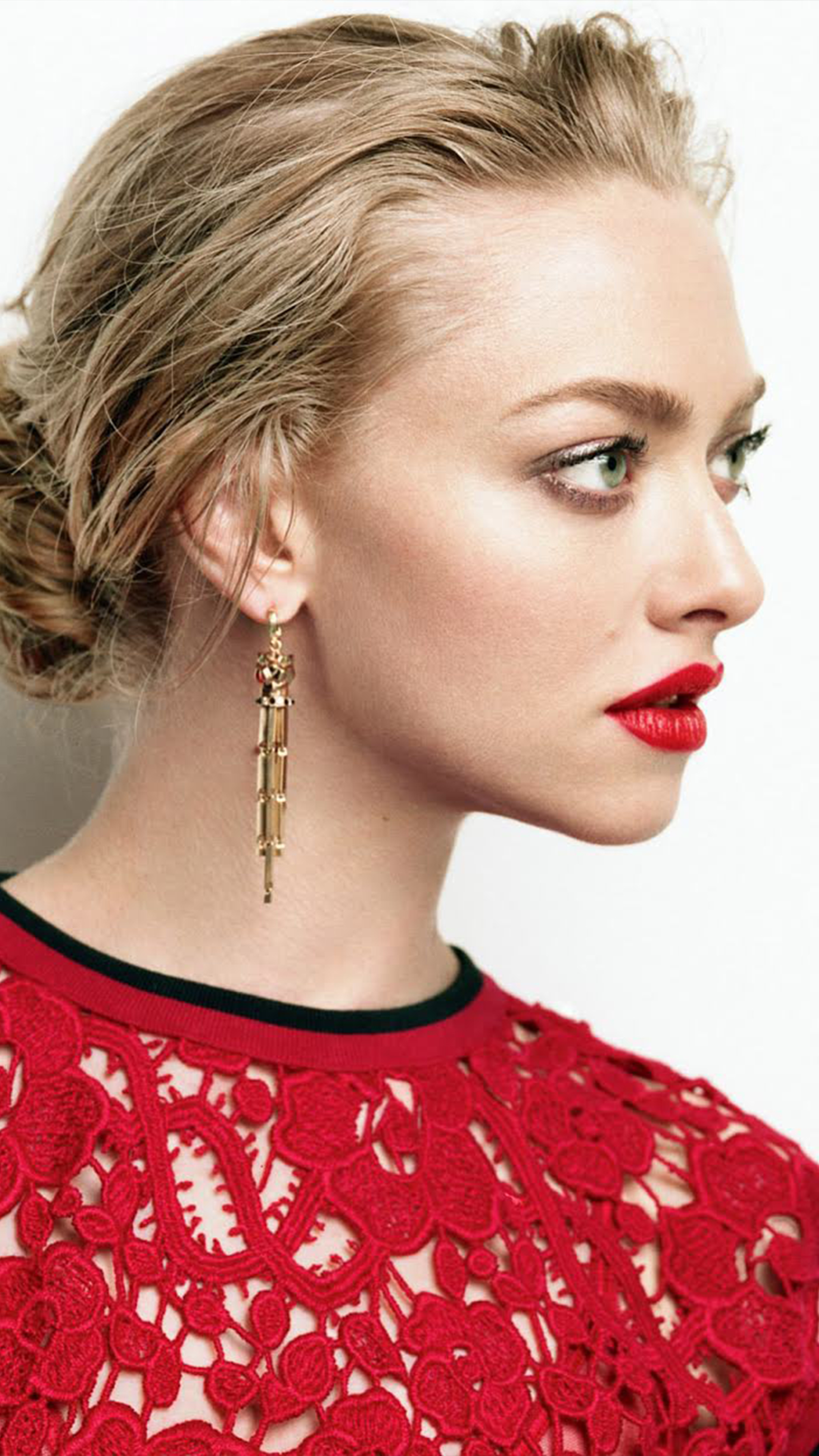 2160x3840   Amanda Seyfried в красном платье 4K Ultra HD Mobile Wallpaper