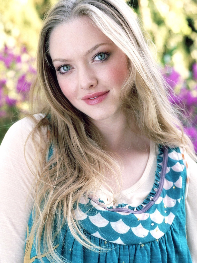 768x1024  Amanda Seyfried - мобильные обои 