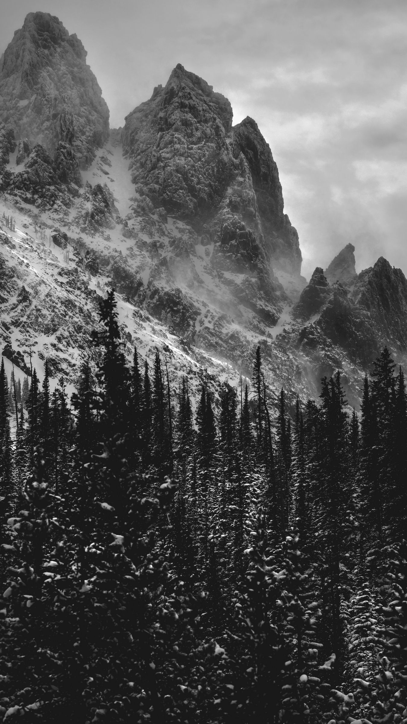 1350x2400  Скачать 1350x2400 чб, горы, скалы, снег обои, картинки iphone 8+/7+/6s+/6+  for parallax
