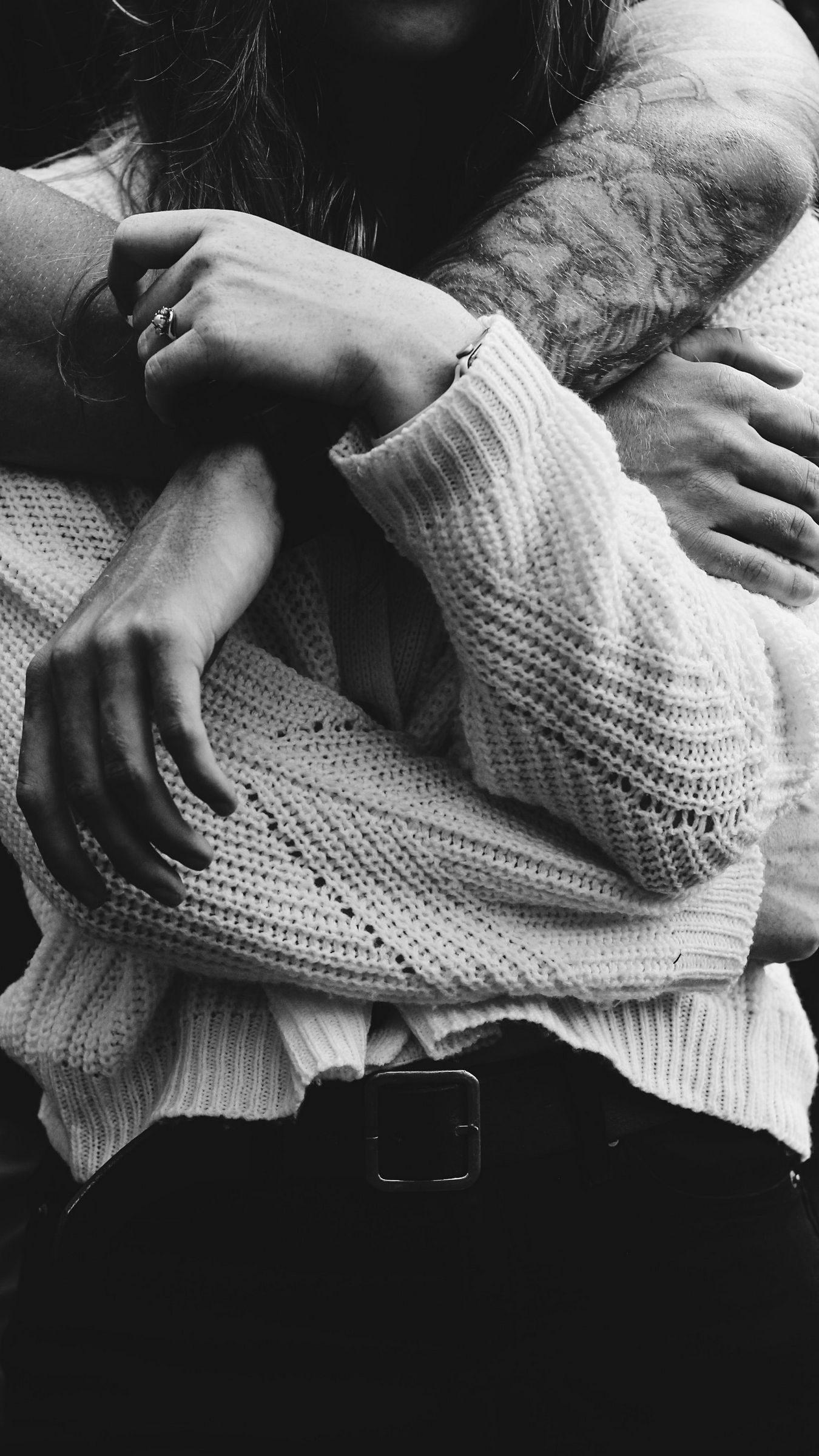 1350x2400  Скачать 1350x2400 объятия, любовь, пара, руки, чб обои, картинки iphone  8+/7+/6s+/6+ for parallax