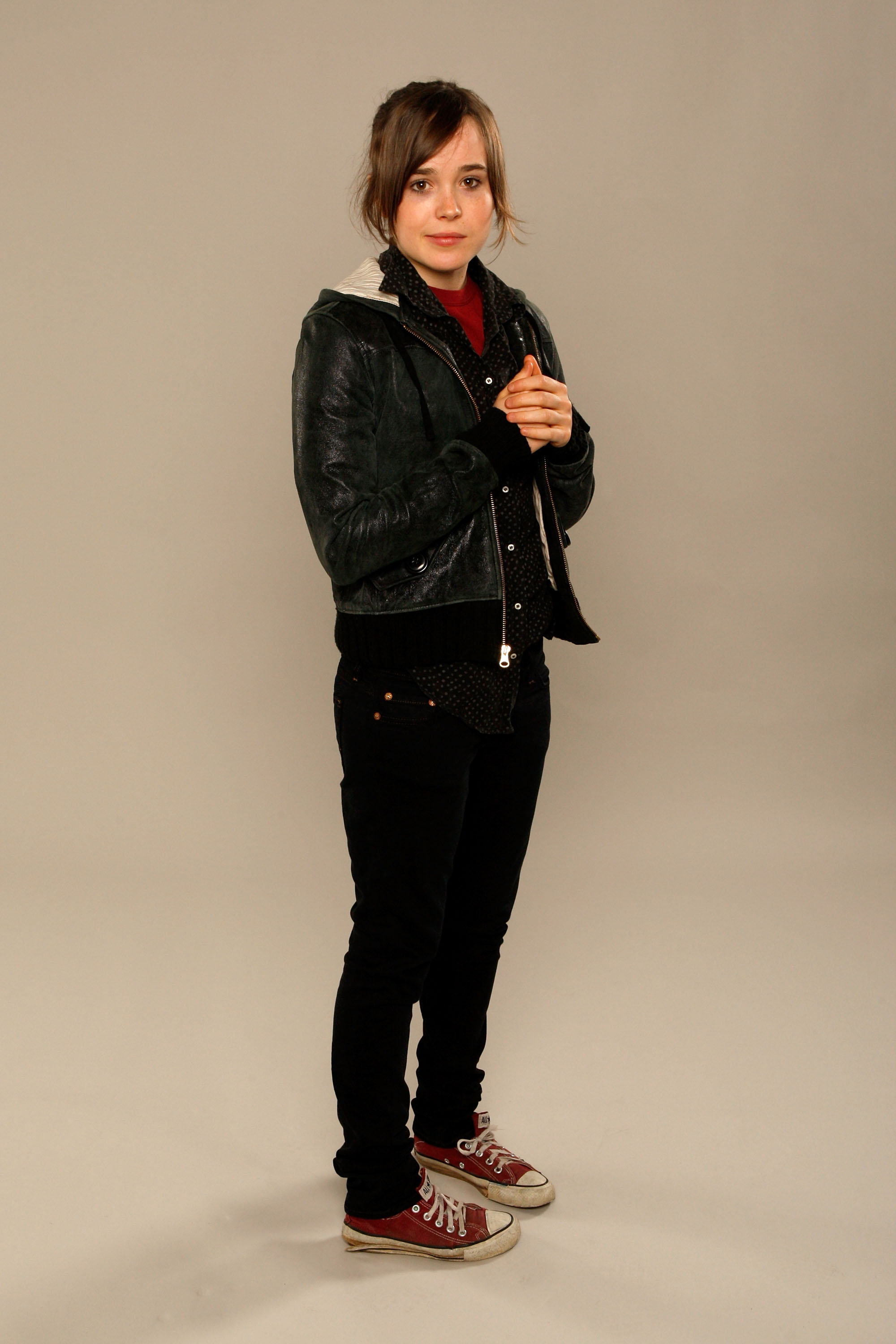 2000x3000  Brunette милая и хорошенькая Эллен Пейдж обои | Эллен Пейдж Эллен Красивые люди 