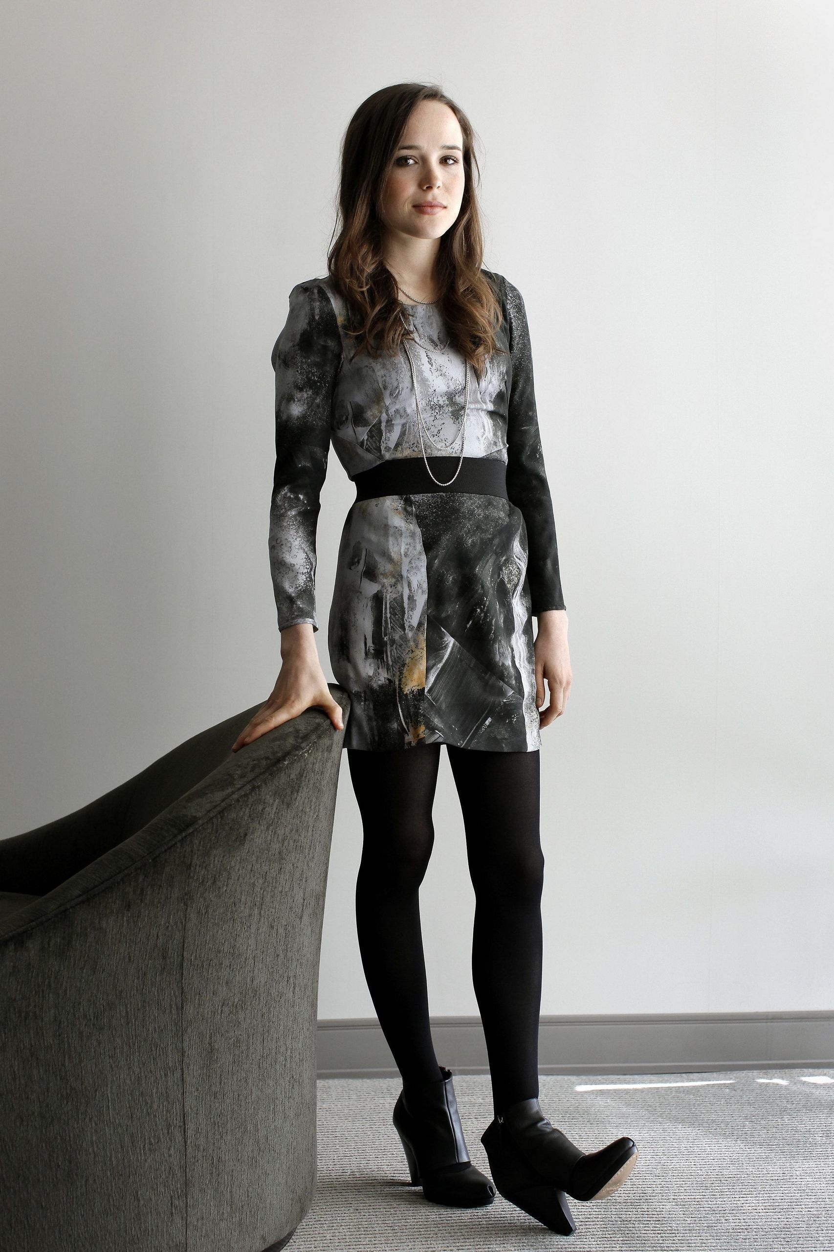 1706x2560   брюнетки женщины Эллен Пейдж - HD Wallpaper View Resize and Free Download / WallpaperJam.com 