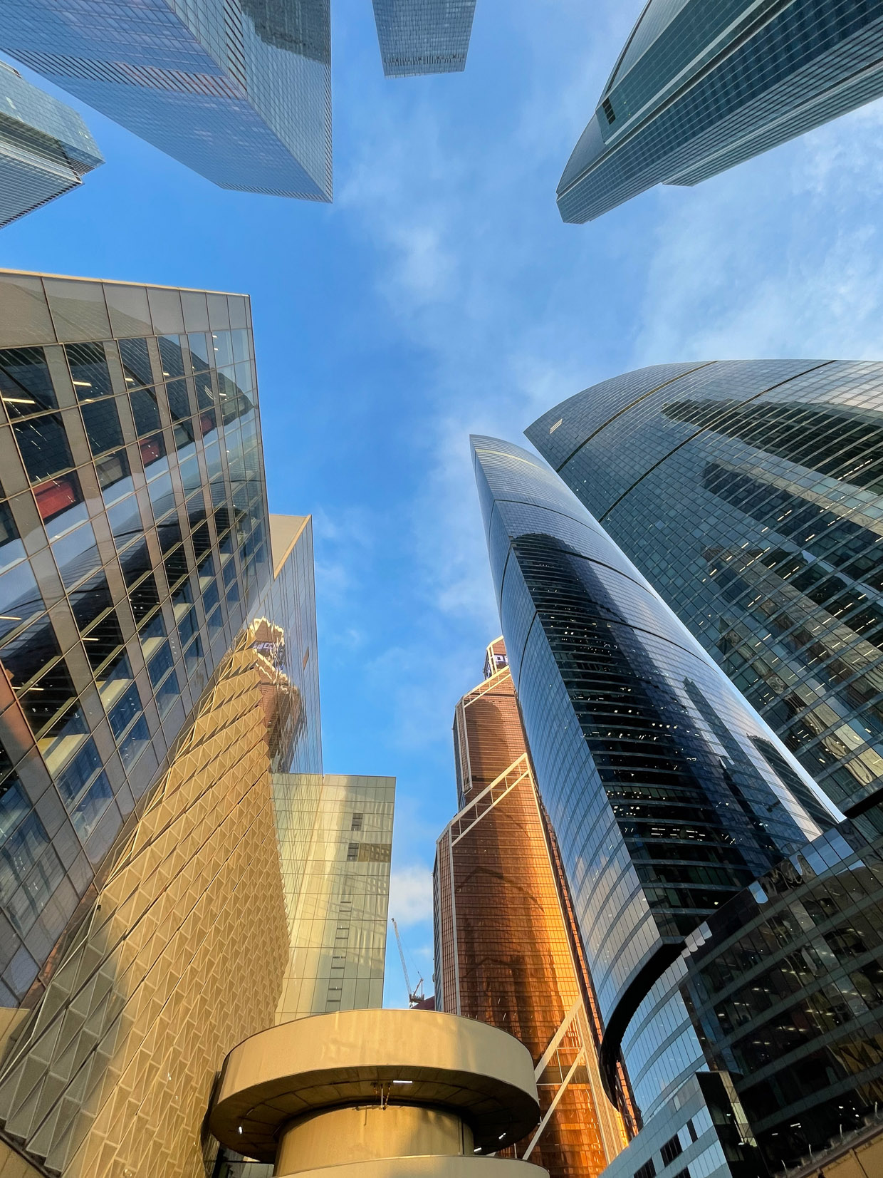 1240x1653  Мини-фотобитва: iPhone 12 против iPhone 12 Pro Max в Москва-Сити