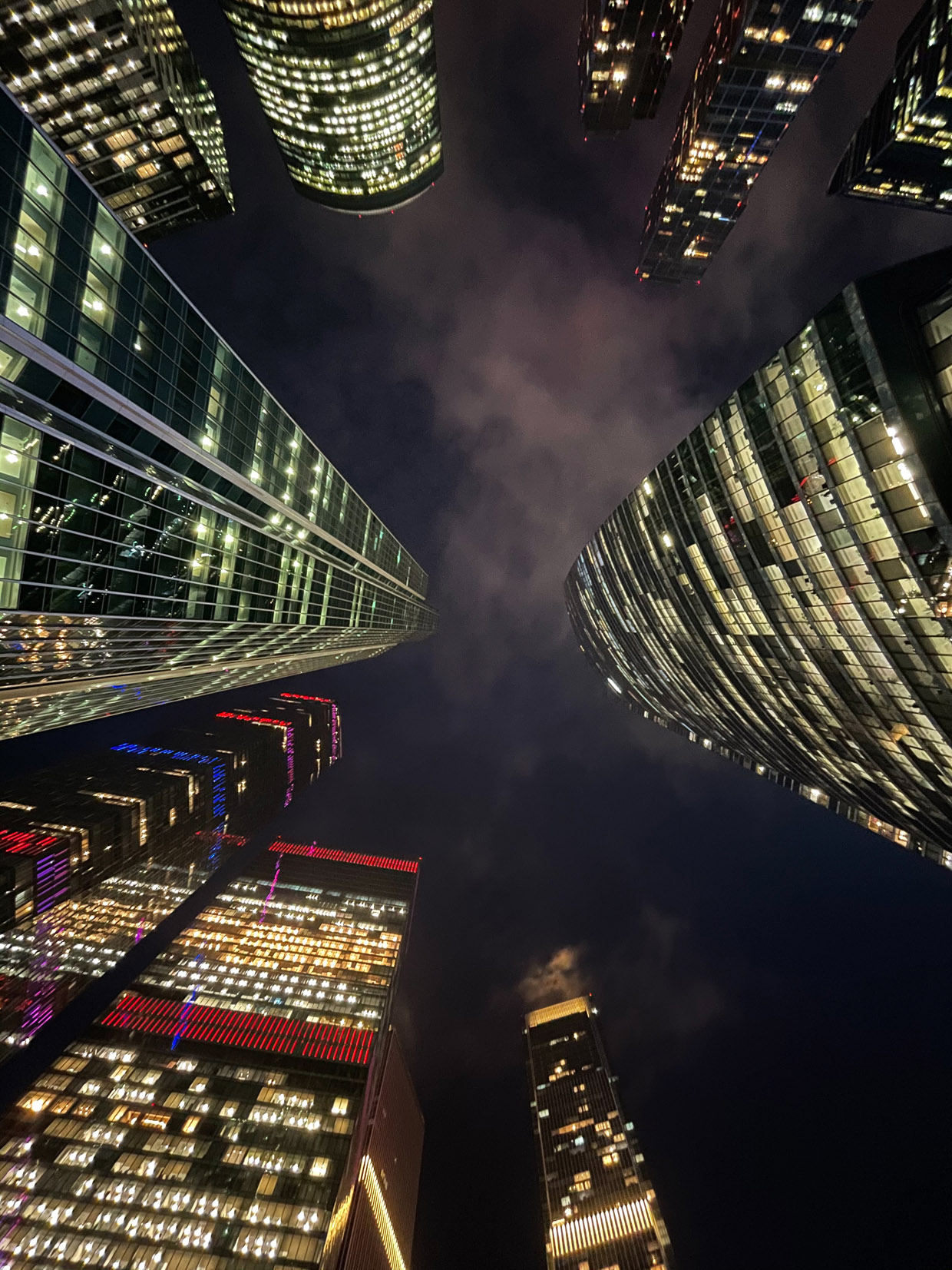 1240x1653  Мини-фотобитва: iPhone 12 против iPhone 12 Pro Max в Москва-Сити