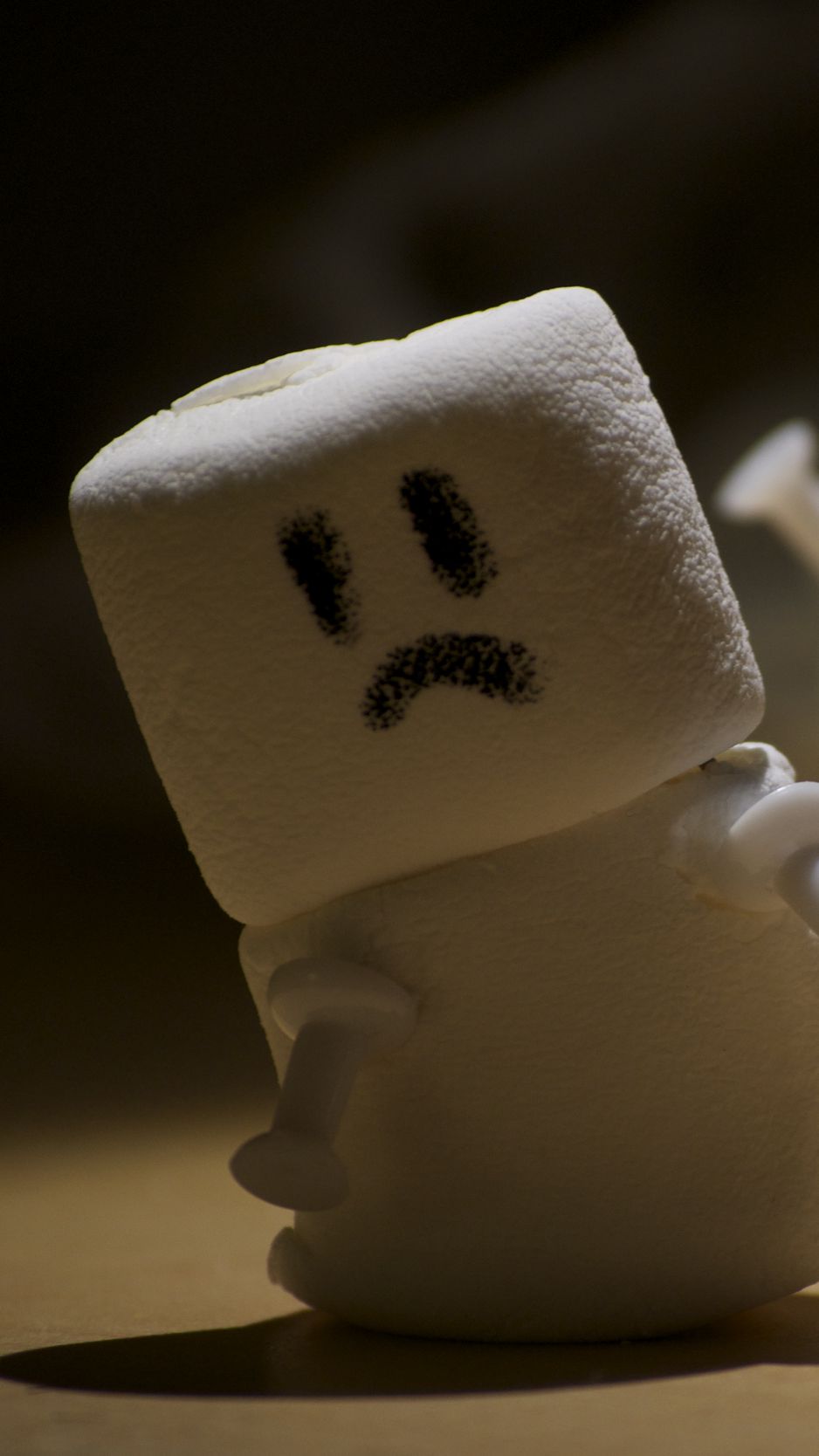 938x1668  Скачать 938x1668 маршмеллоу, сладости, снеговик, смайлик, грустный обои,  картинки iphone 8/7/6s/6 for parallax