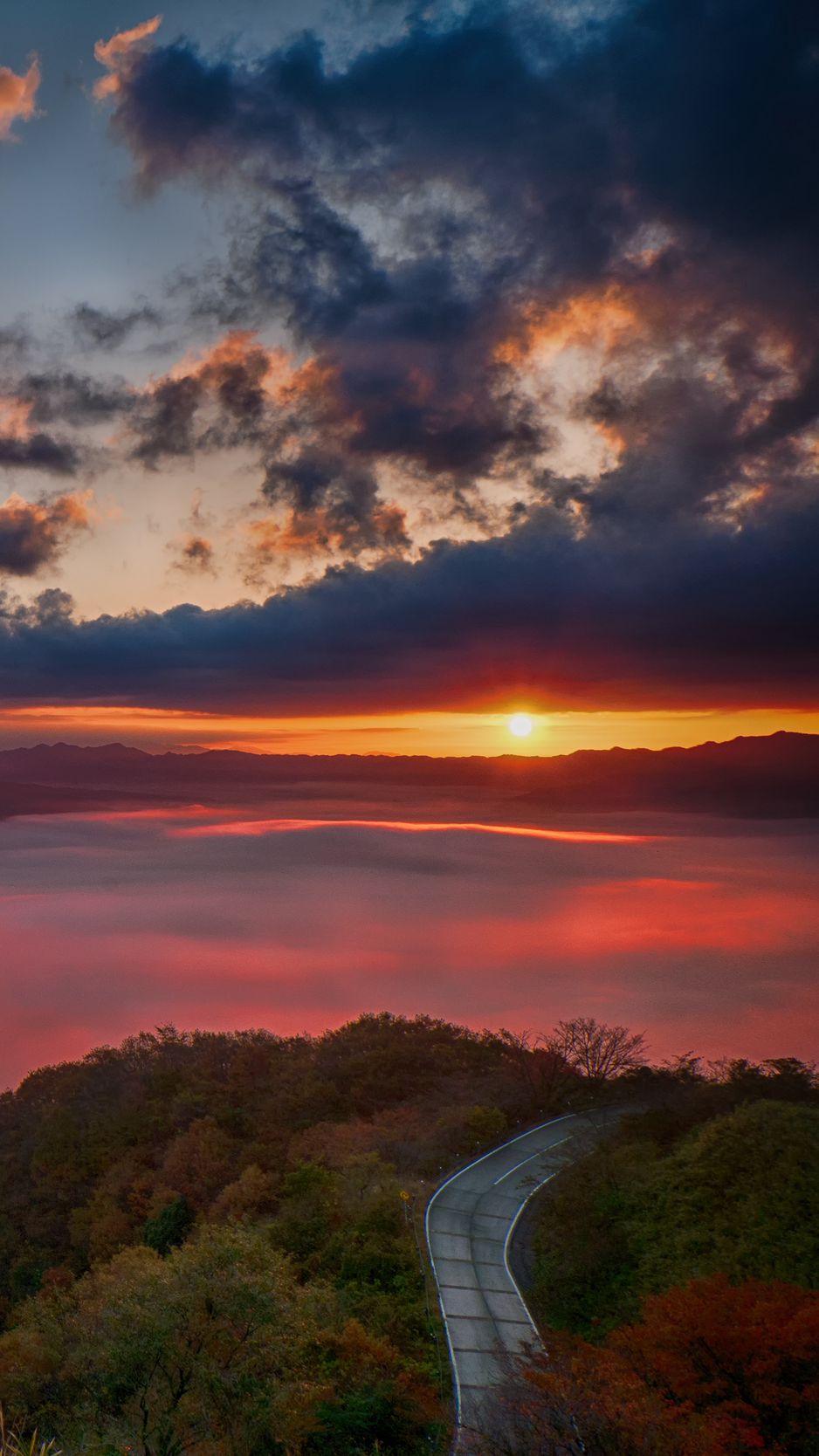 938x1668  Скачать 938x1668 рассвет, горы, горизонт, облака, солнечные лучи, дорога  обои, картинки iphone 8/7/6s/6 for parallax