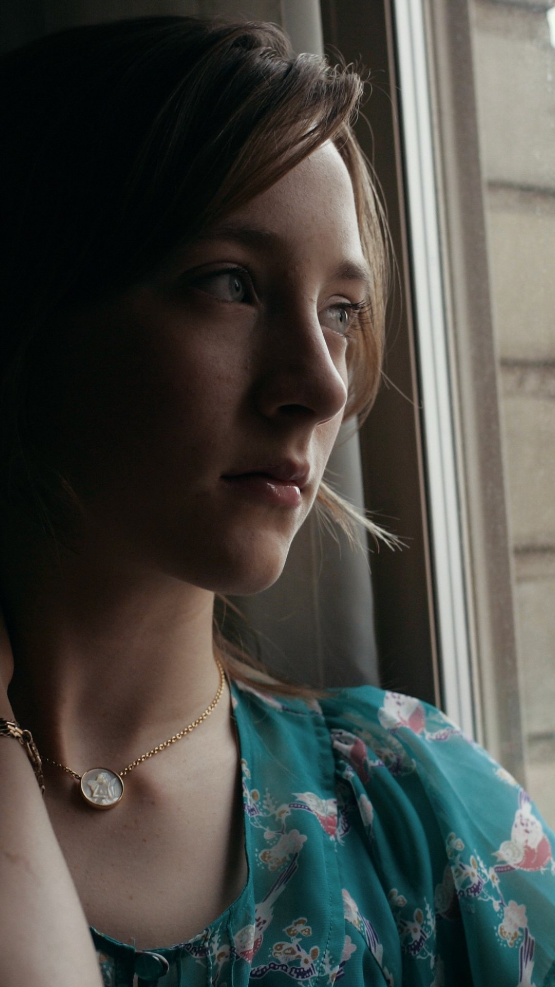 1080x1920  actress Saoirse Ronan смотрит на зрителя Обои HD / Обои для рабочего стола и мобильные устройства