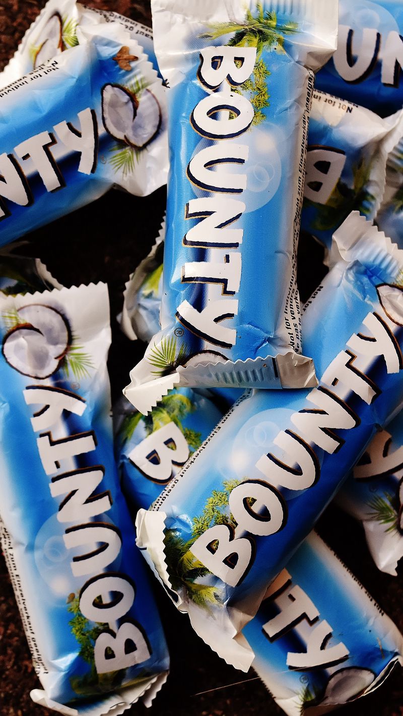 800x1420  Скачать 800x1420 баунти, кокос, конфеты, сладости обои, картинки iphone  se/5s/5c/5 for parallax