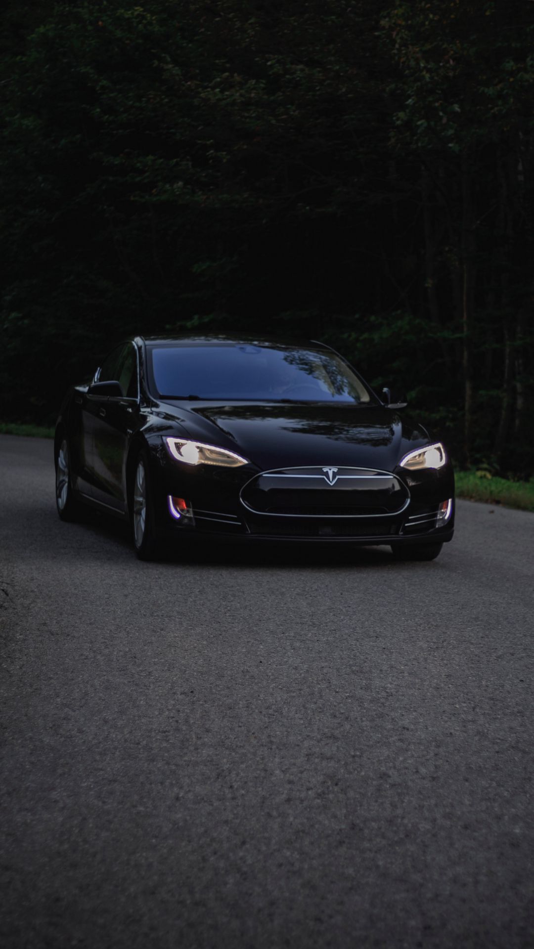 1080x1920  Скачать 1080x1920 tesla, автомобиль, асфальт, темный, лес обои, картинки  samsung galaxy s4, s5, note, sony xperia z, z1, z2, z3, htc one, lenovo vibe