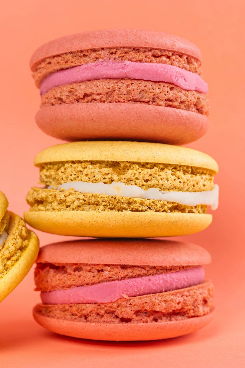 800x1200  Скачать 800x1200 макаруны, десерт, пирожные, розовый обои, картинки iphone  4s/4 for parallax