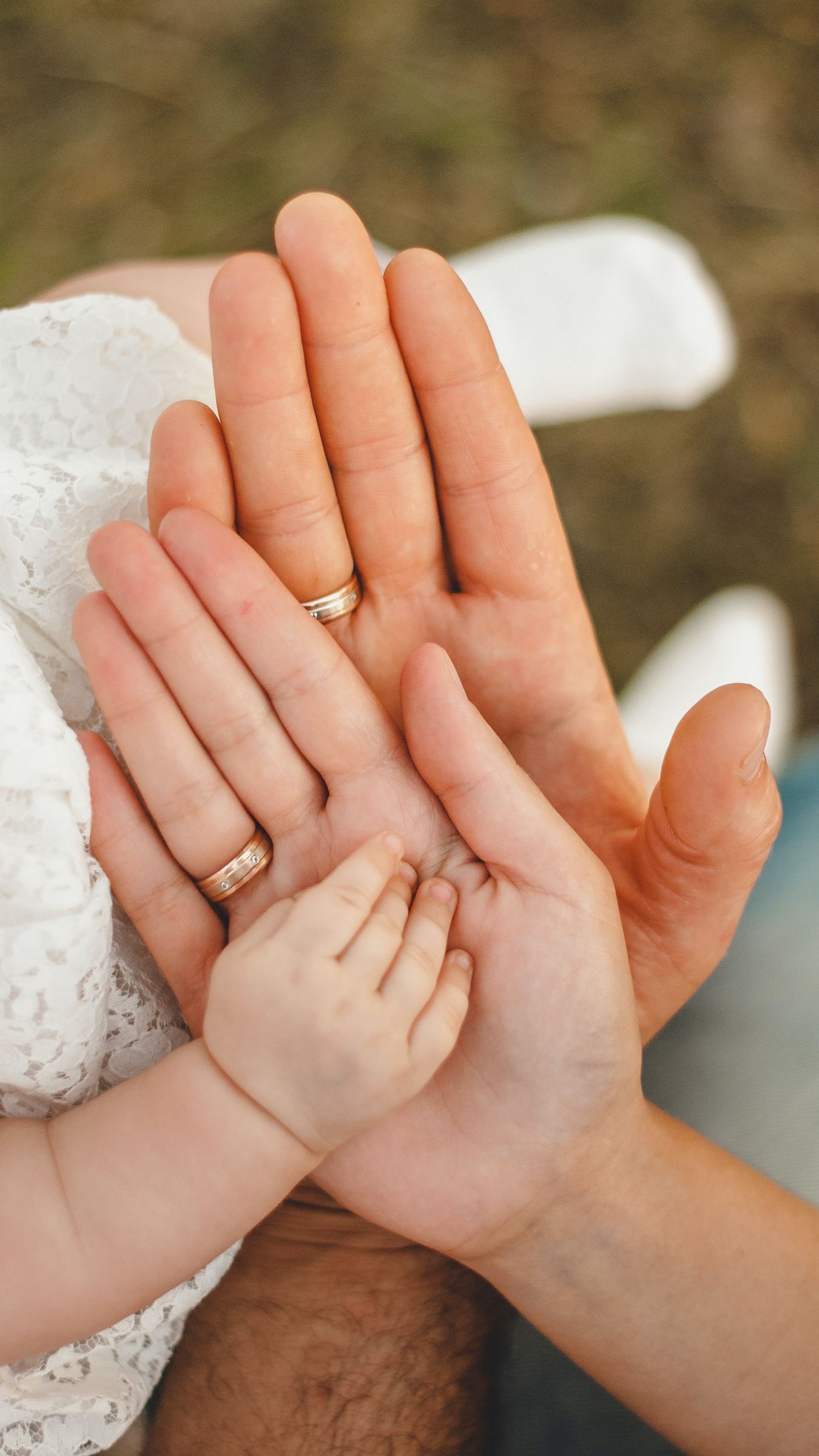 1350x2400  Скачать 1350x2400 семья, руки, любовь, забота обои, картинки iphone  8+/7+/6s+/6+ for parallax