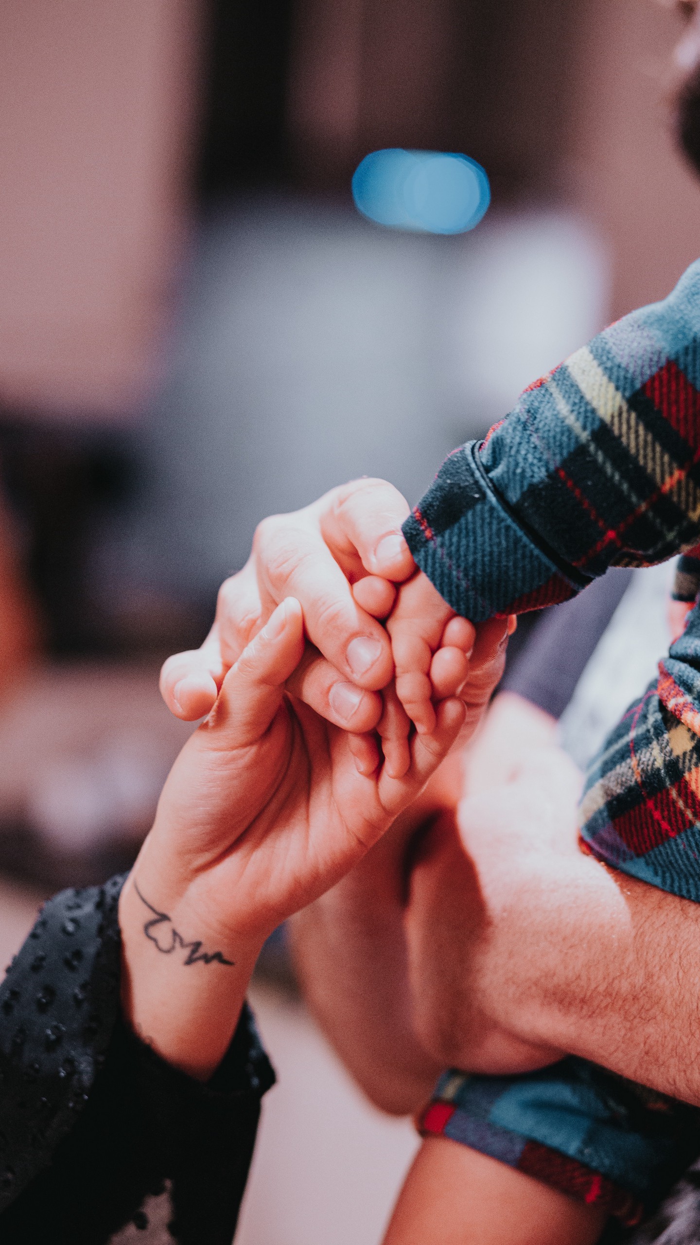 1440x2560  Обои на телефон руки, пальцы, касание, ребенок, семья - скачать бесплатно в  высоком качестве из категории \"Разное\"