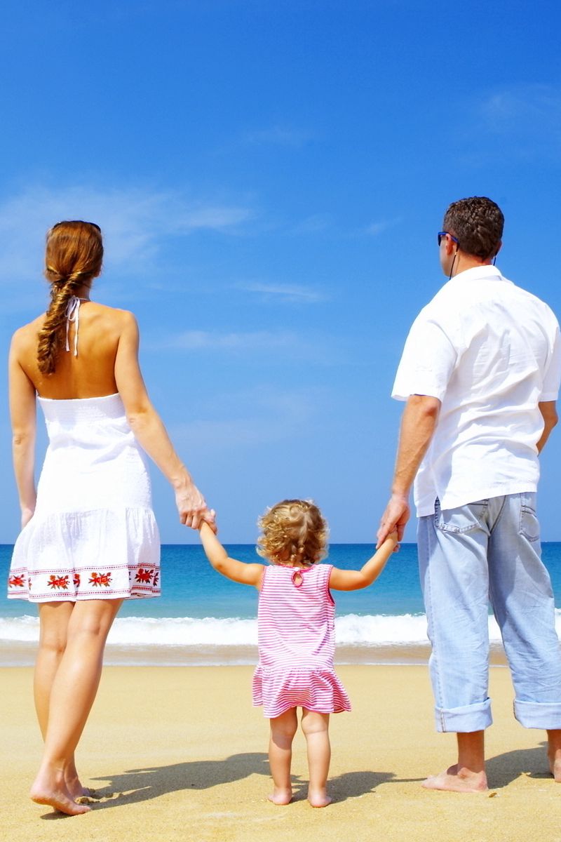 800x1200  Скачать 800x1200 семья, ребенок, песок, берег, море, счастье обои, картинки  iphone 4s/4 for parallax