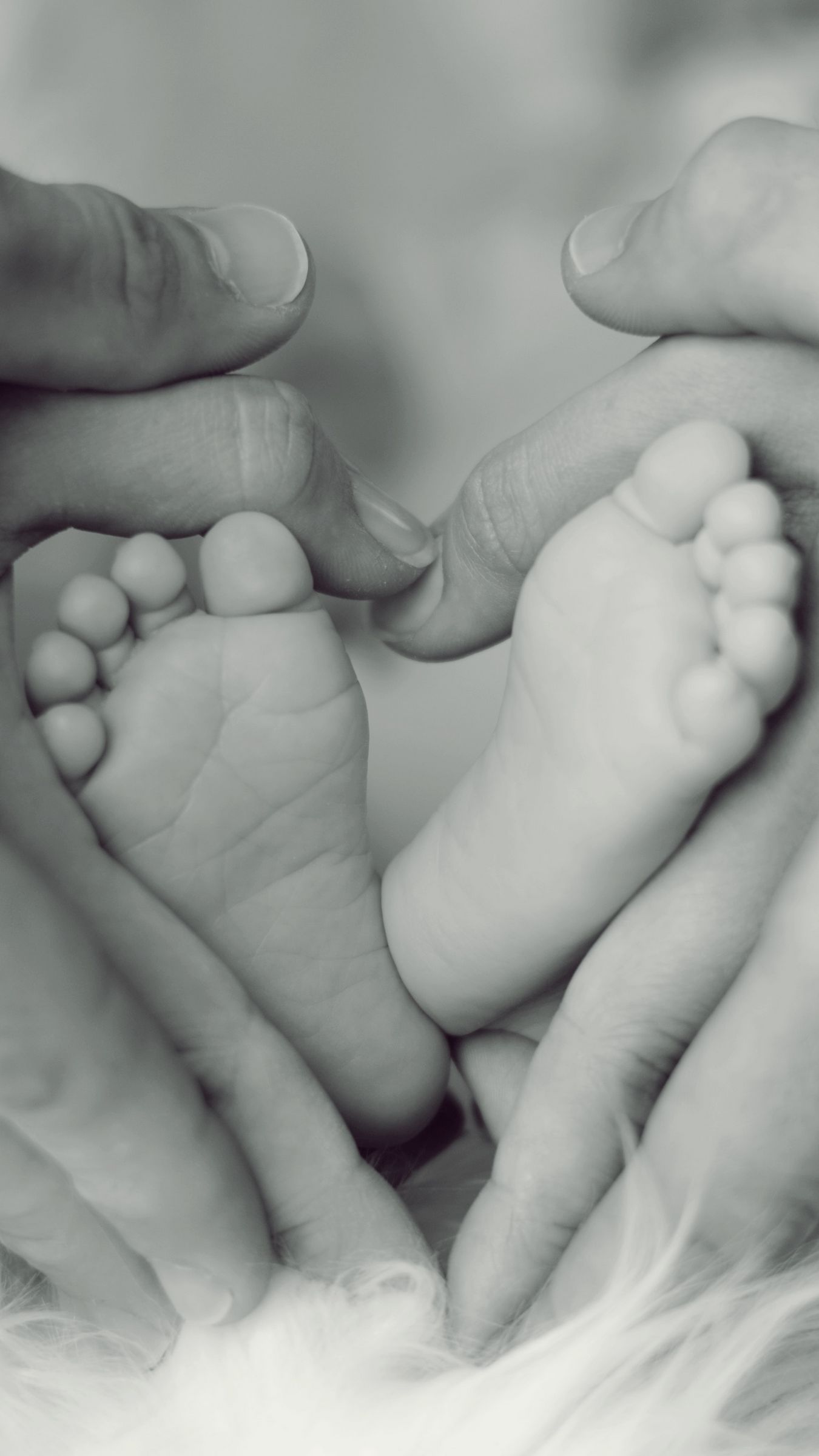 1350x2400  Скачать 1350x2400 семья, руки, любовь, ребенок, счастье, чб обои, картинки  iphone 8+/7+/6s+/6+ for parallax