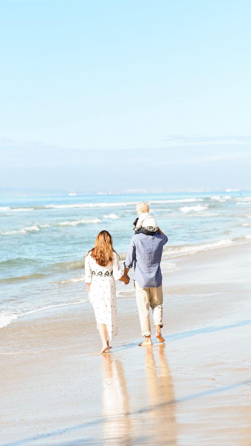 800x1420  Скачать 800x1420 люди, семья, пляж, море, прогулка обои, картинки iphone  se/5s/5c/5 for parallax