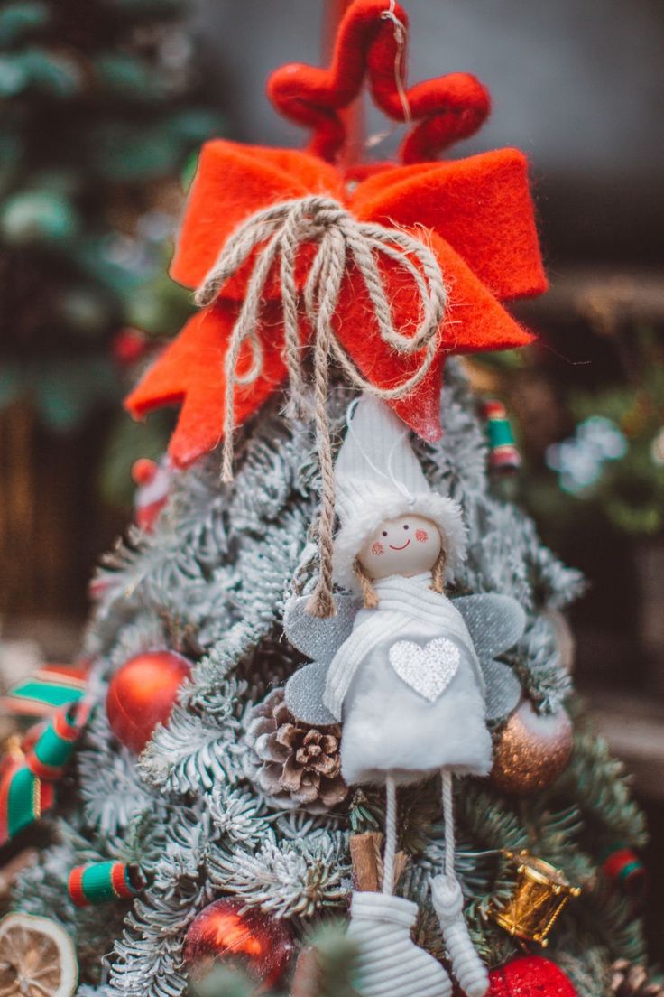 736x1104  Новогодние обои на телефон эстетика | Елочные украшения, Рождественские  идеи, Рождество в зеленом цвете