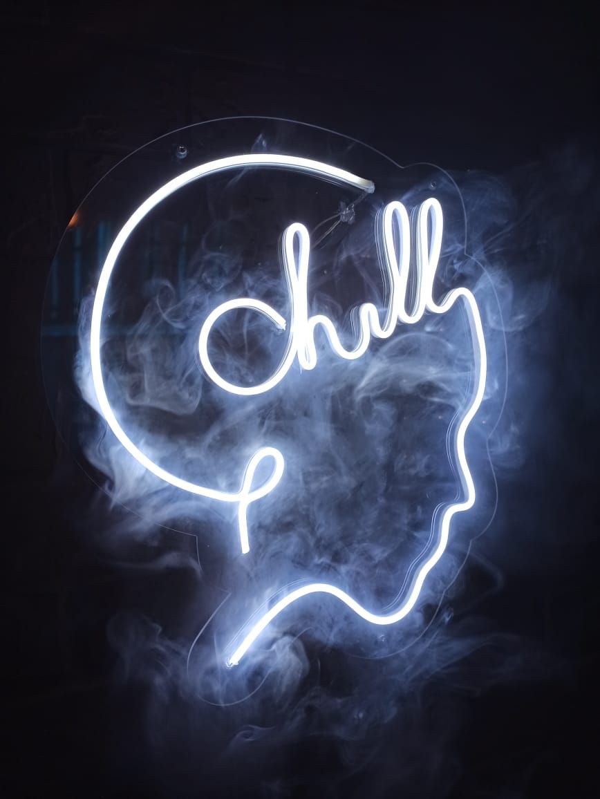 868x1156  Неоновая вывеска | Neon sign: CHILL | Неоновые вывески, Цветочный декор  стен, Ночник