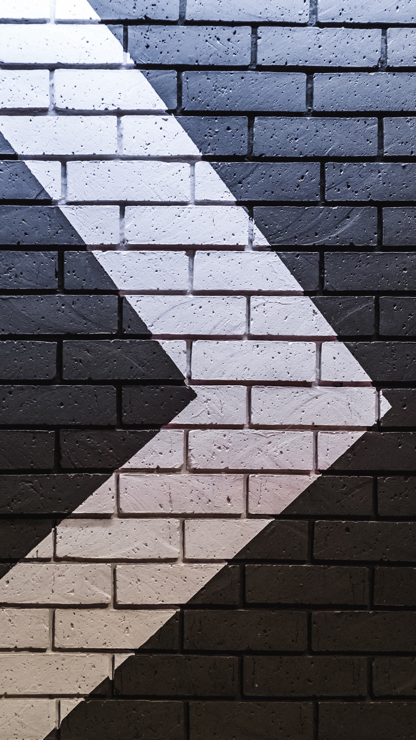 1440x2560  Обои на телефон стена, кирпич, стрелка - скачать бесплатно в высоком  качестве из категории \"Текстуры\"