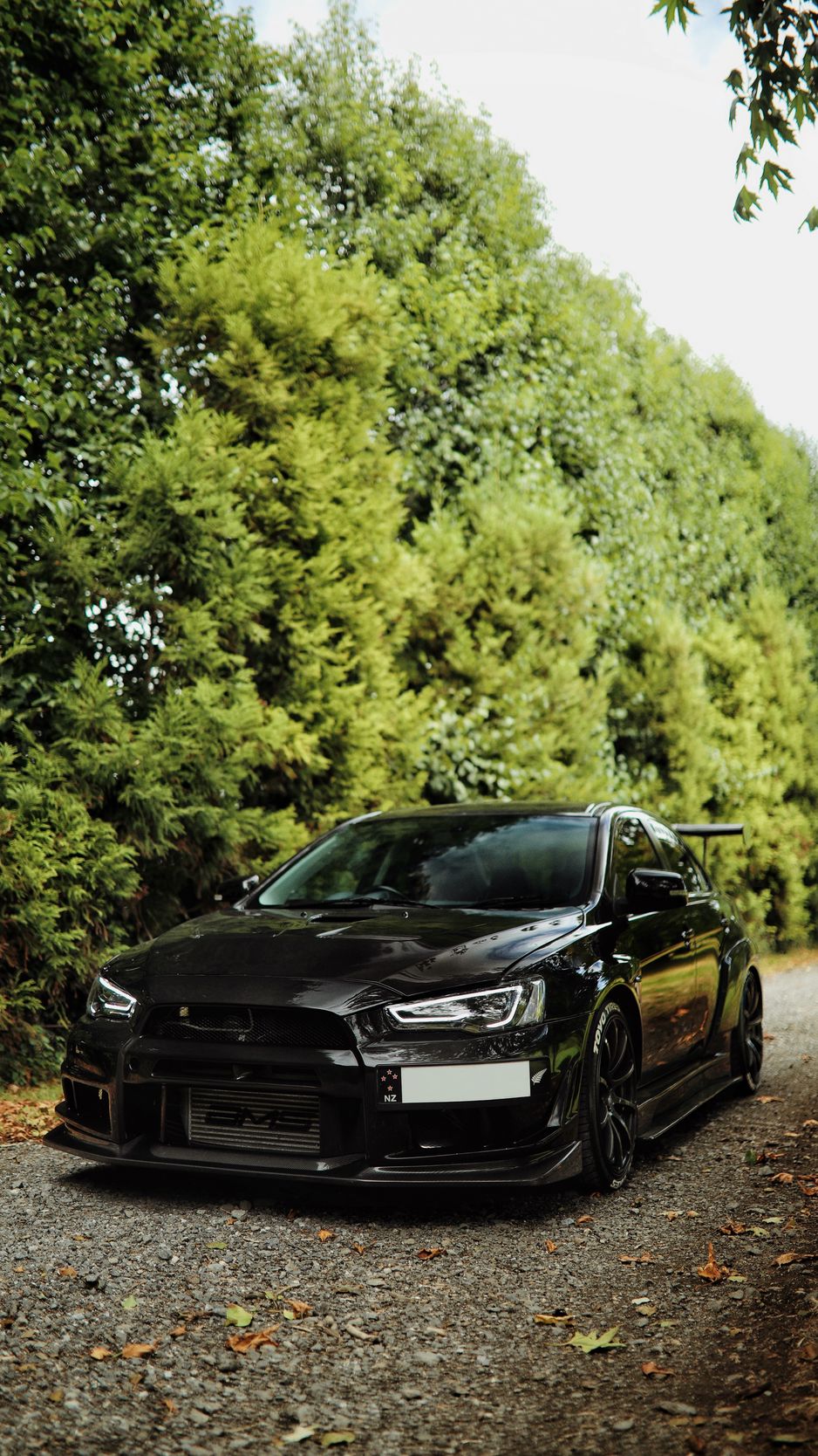 938x1668  Скачать 938x1668 mitsubishi lancer evolution, mitsubishi, черный, вид  спереди обои, картинки iphone 8/7/6s/6 for parallax