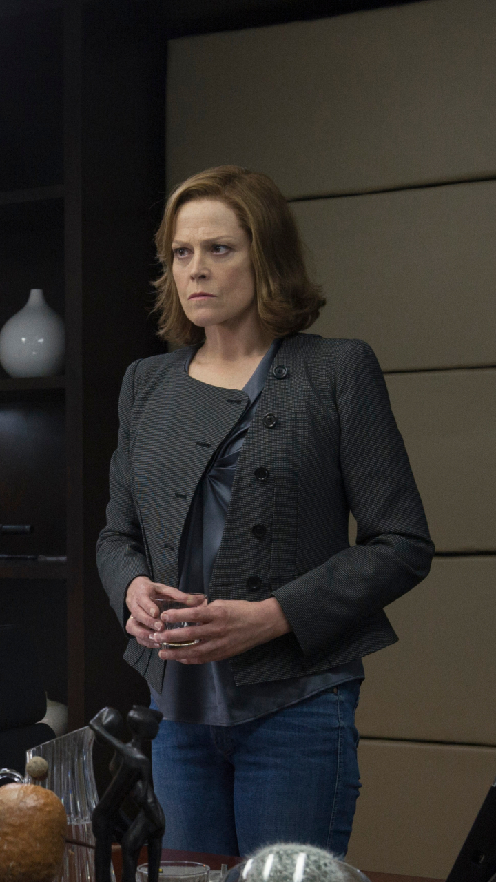 720x1280  Sigourney Weaver HD обои | 7wallpapers.net 