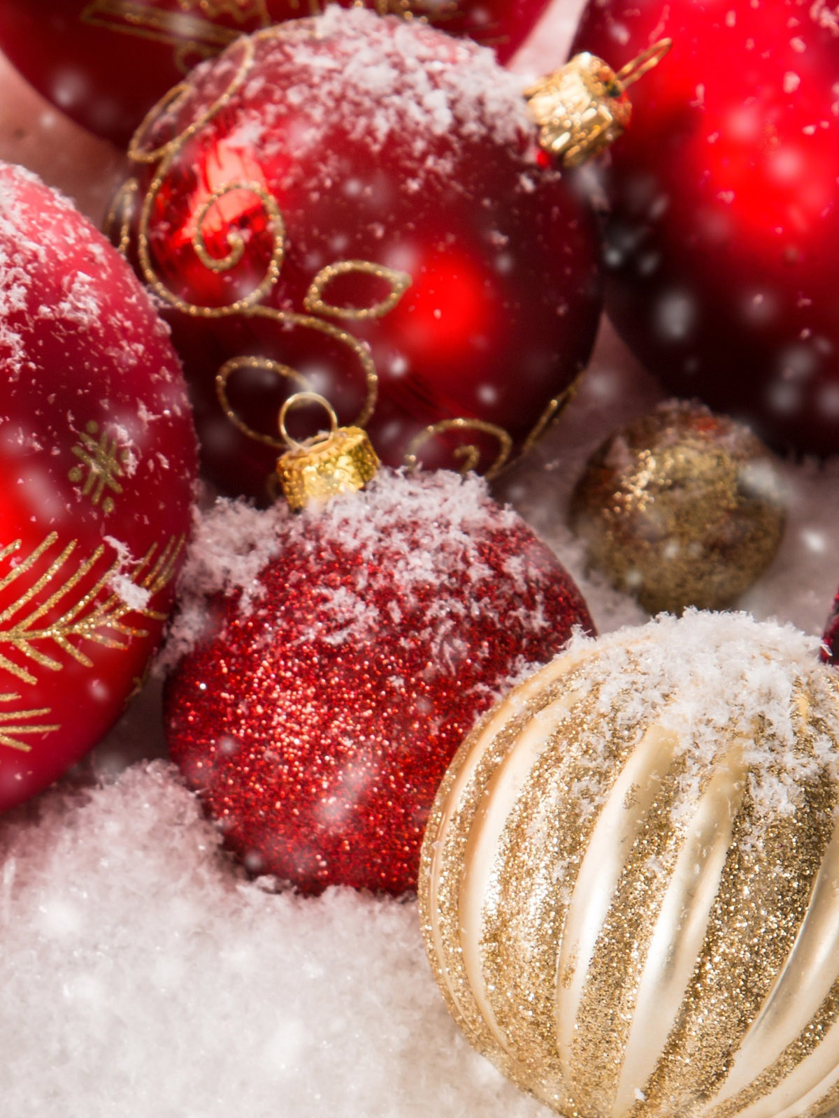 1200x1600  Скачать картинку Новогодние шары в снегу бесплатно