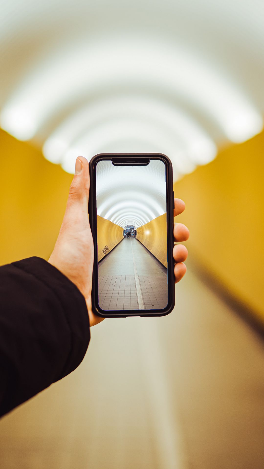 1080x1920  Скачать 1080x1920 телефон, рука, тоннель, перспектива обои, картинки  samsung galaxy s4, s5, note, sony xperia z, z1, z2, z3, htc one, lenovo vibe