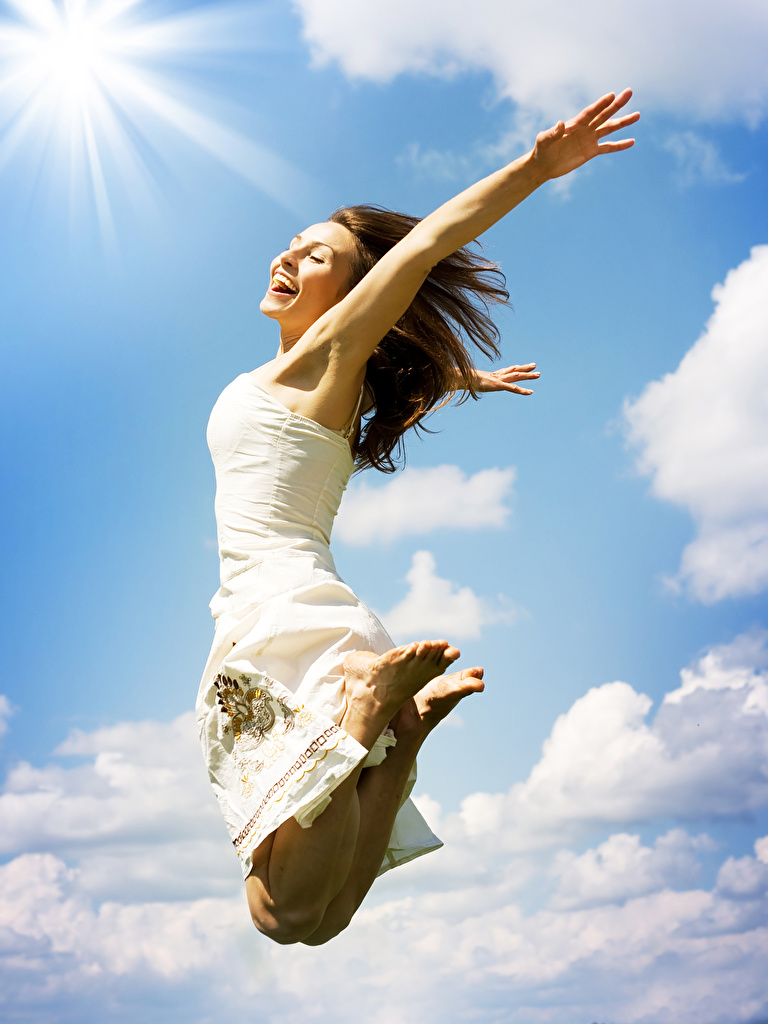 768x1024  Картинка Шатенка Радость молодые женщины прыгать Платье