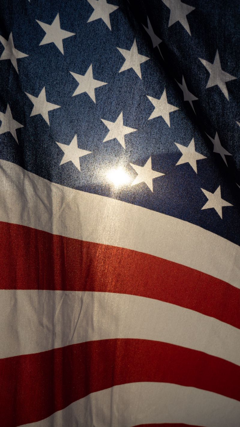 800x1420  Скачать 800x1420 флаг, полосы, линии, звезды, ткань, сша обои, картинки  iphone se/5s/5c/5 for parallax