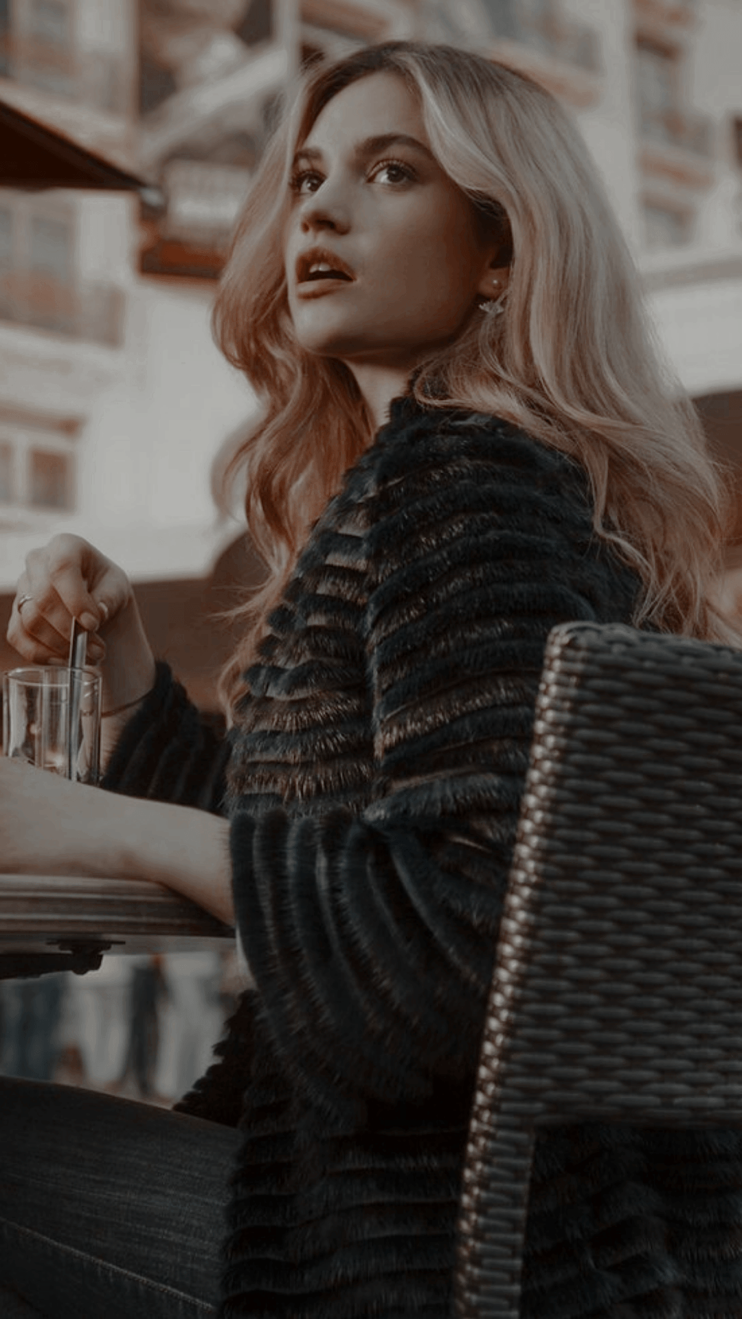 1080x1920   Красивая улыбка блондинки Лили Джеймс 720x1280 Обои | Актриса Лили Джеймс Красавица Привлекательные девушки