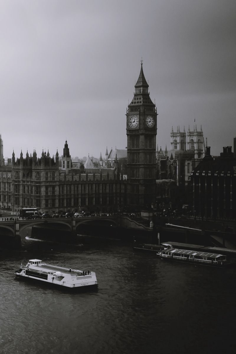 800x1200  Скачать 800x1200 london, лондон, туман, река, мост, биг бен, big ben, чб  обои, картинки iphone 4s/4 for parallax