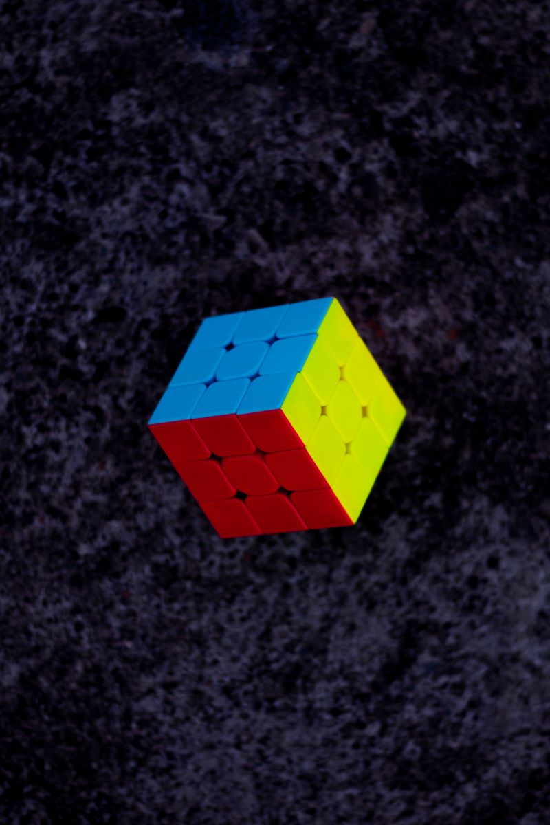 800x1200  Скачать 800x1200 кубик рубик, куб, разноцветный, левитация обои, картинки  iphone 4s/4 for parallax