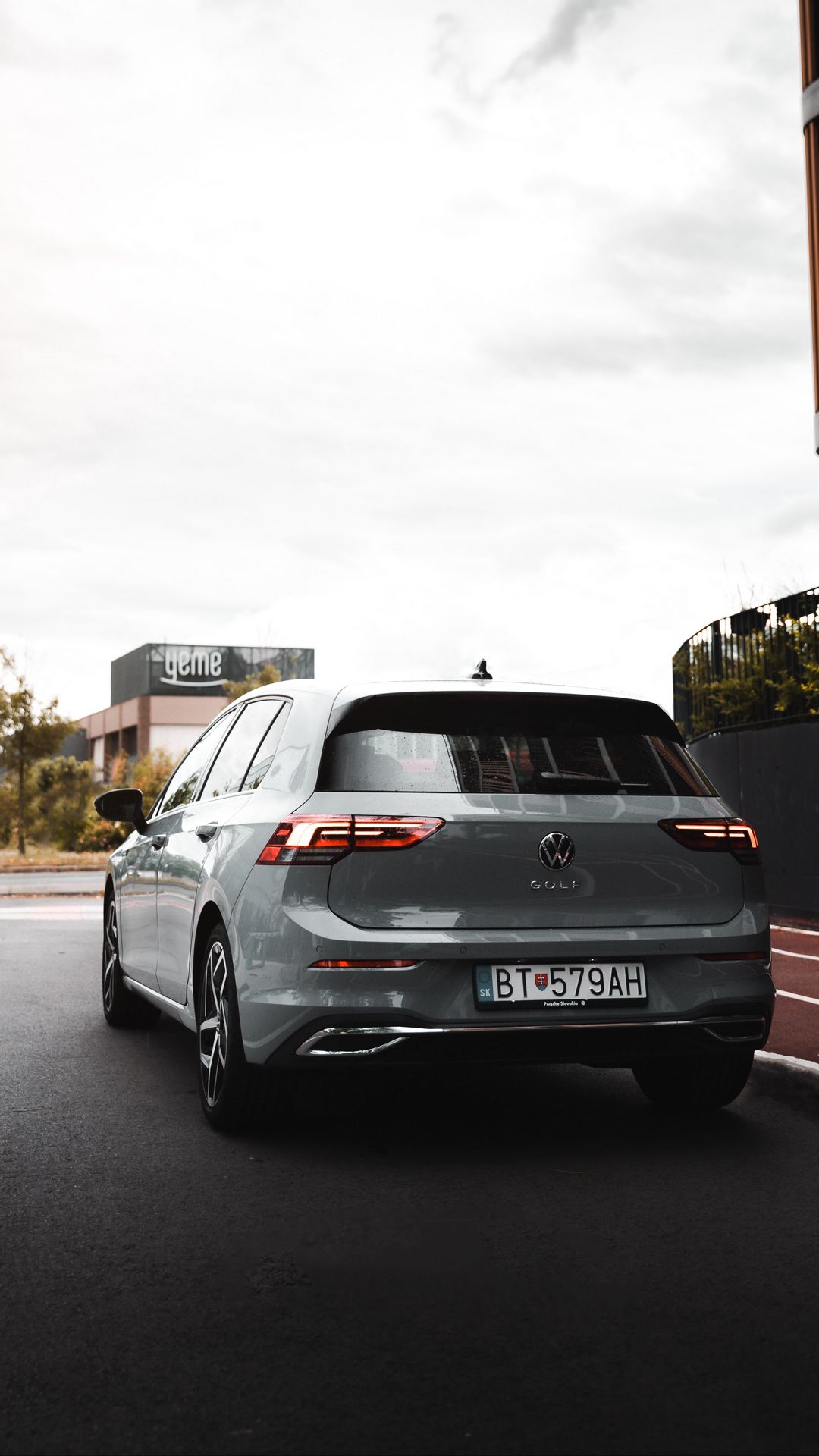 1080x1920  Скачать 1080x1920 volkswagen golf v, volkswagen, автомобиль, фара, вид  сзади, серый обои, картинки samsung galaxy s4, s5, note, sony xperia z, z1,  z2, z3, htc one, lenovo vibe